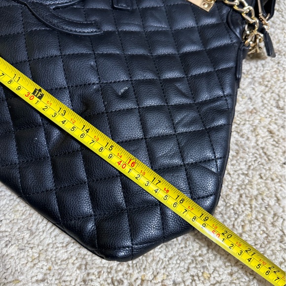 Quilted Black Chain Shoulder Bag – Large Elegant Tote Style - Picture 3 of 7
